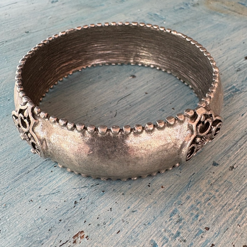 Pewter/Silver-Tone Bangle Bracelet with 4 Emblems on Sides & Raised Dots Edges - Picture 5 of 12